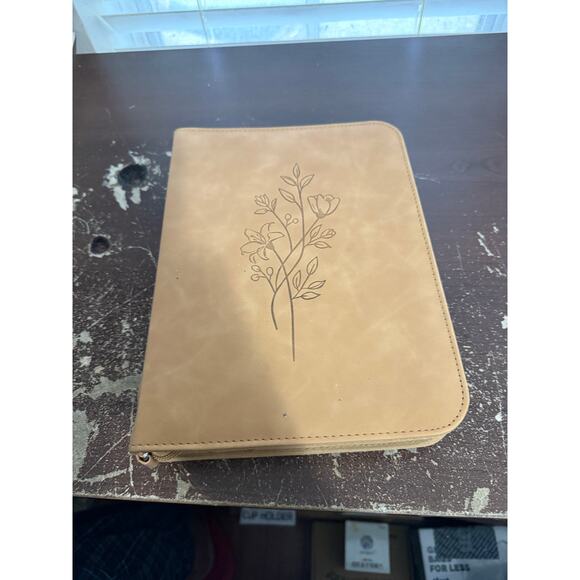 Classic Designed Bible Cover - Picture 1 of 4
